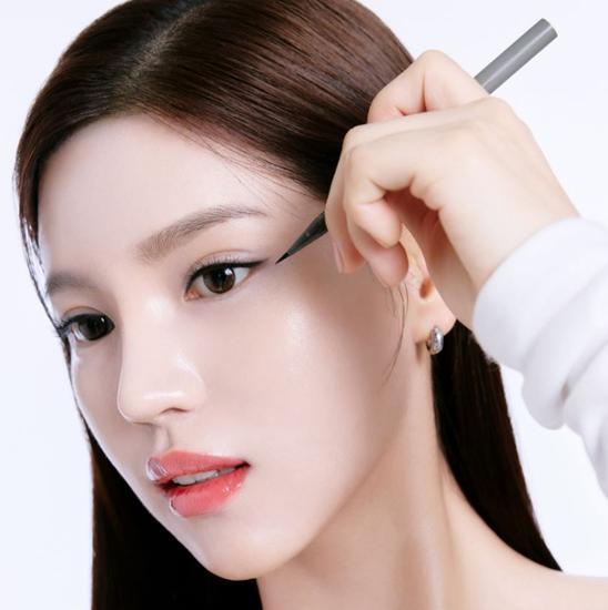 WAKEMAKE Real Ash Brush Eyeliner Available on Seoulbazaar, your online store for trendy korean products.