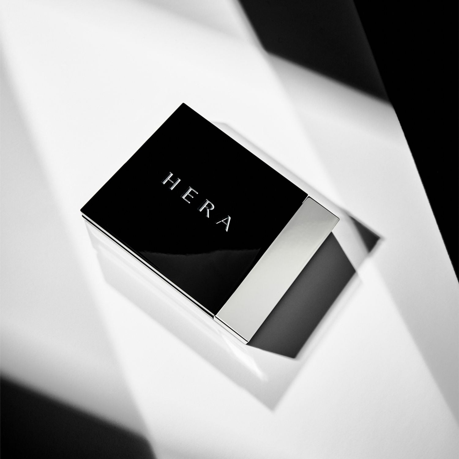 HERA Airy Powder Primer 8.5g sleek packaging captures attention with premium design and elegance.