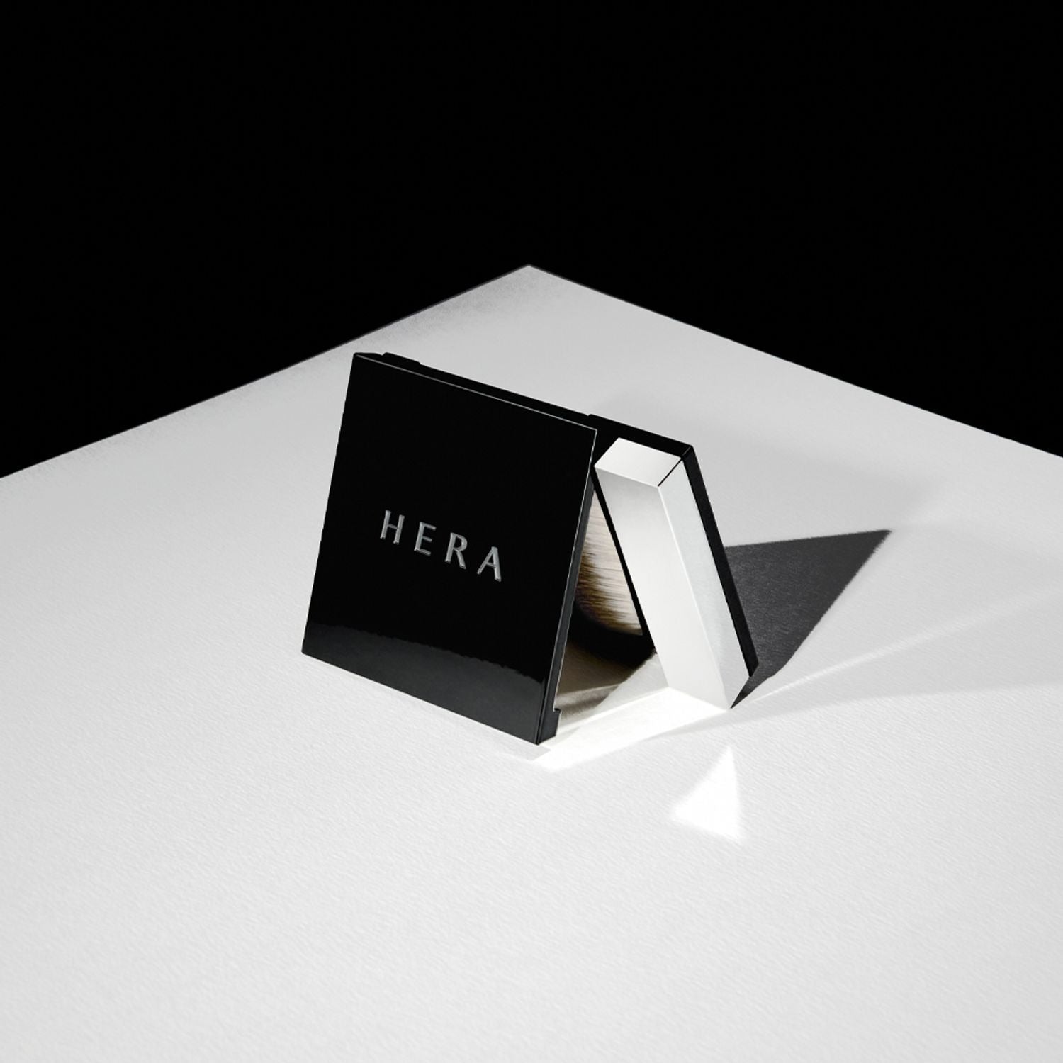 HERA Airy Powder Primer 8.5g sleek black compact with a mirror, perfect for flawless makeup application and smooth finish.