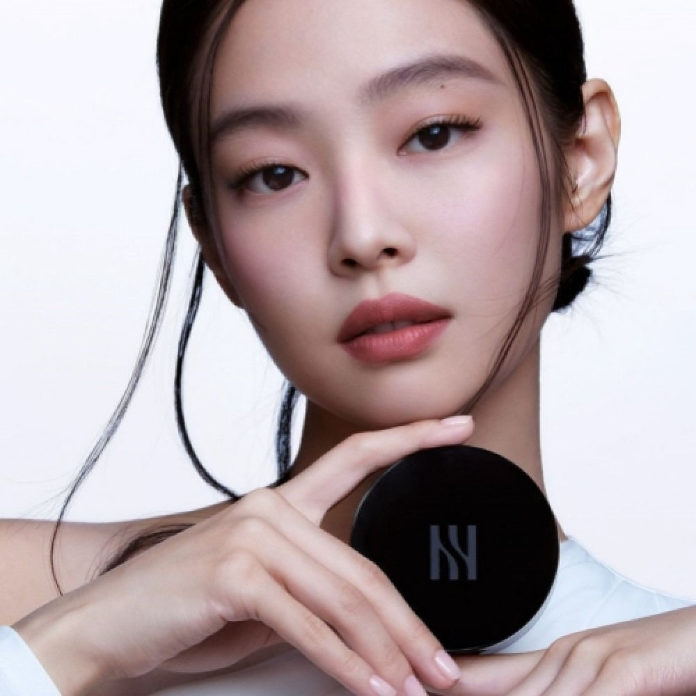 Model showcasing HERA Black Cushion Foundation SPF34 PA++ 15g with stylish design and elegant packaging.