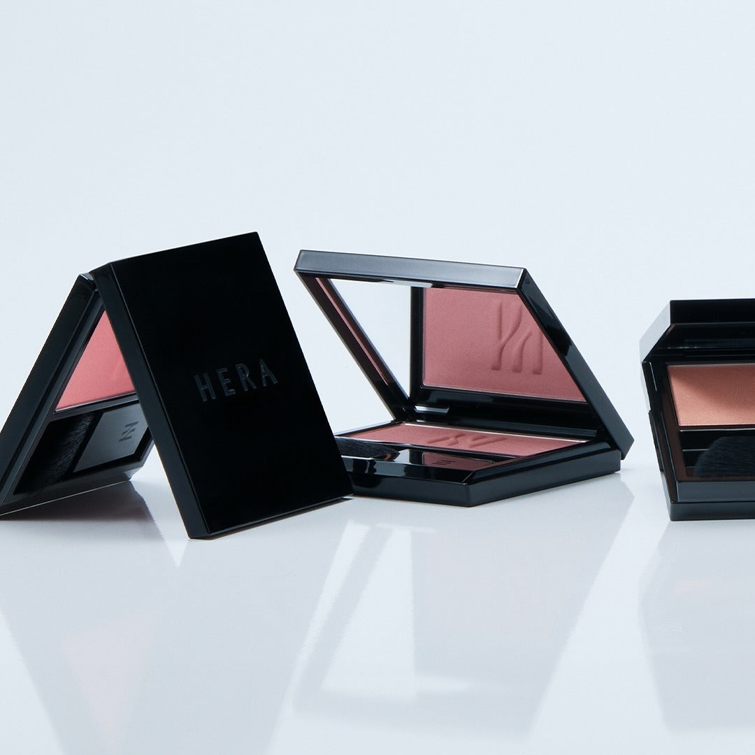 HERA Hera Blush 5.5g open compact showcasing beautiful shades for a flawless finish.