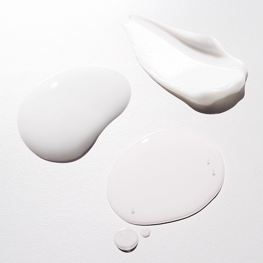 Texture of HERA Hydro-Dew Plumping Ampoule 50ml showing creamy and smooth consistency.