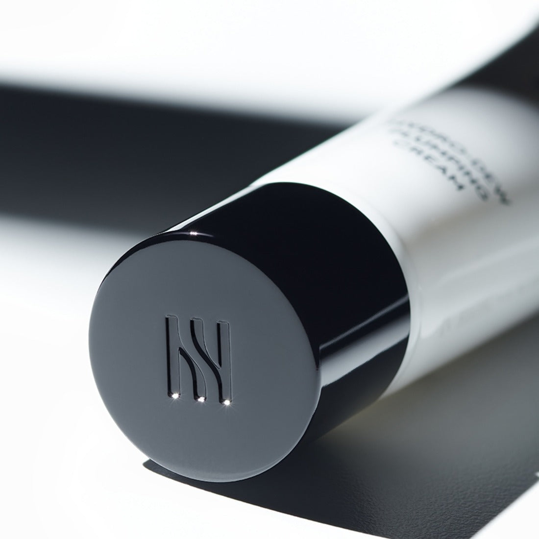 Close-up of HERA Hydro-Dew Plumping Cream 50ml packaging.