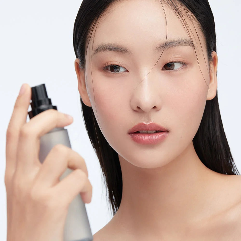 Woman using HERA Make Up Fixer 80ml for flawless skin