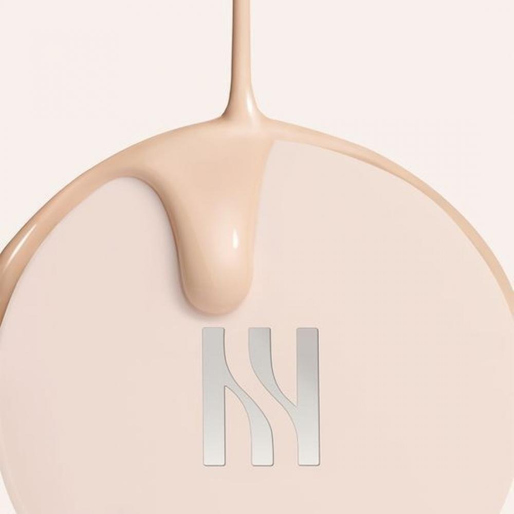 HERA Reflection Skin Glow Cushion Foundation 15g in soft beige hue with logo imprint.
