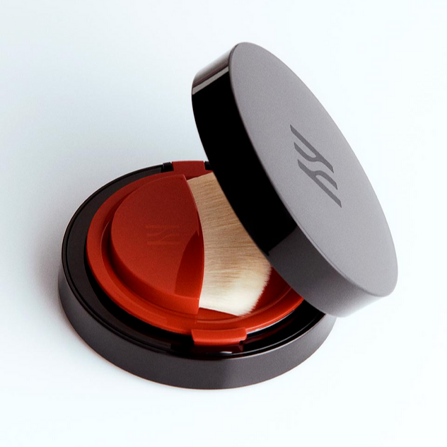 HERA Skin Tint Comfy Spreader SPF50+ PA++++ 15g open compact with applicator brush and protective lid.