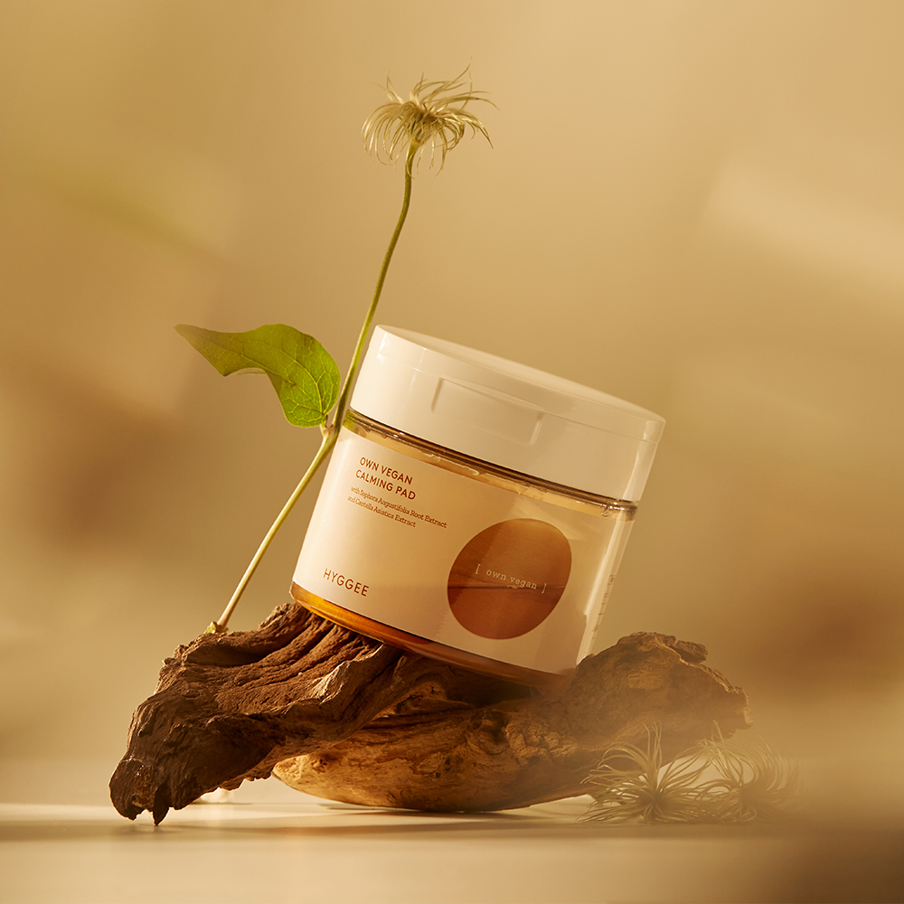HYGGEE Own Vegan Calming Pad 70 Pads displayed on a natural wood background, enhancing skincare routine.