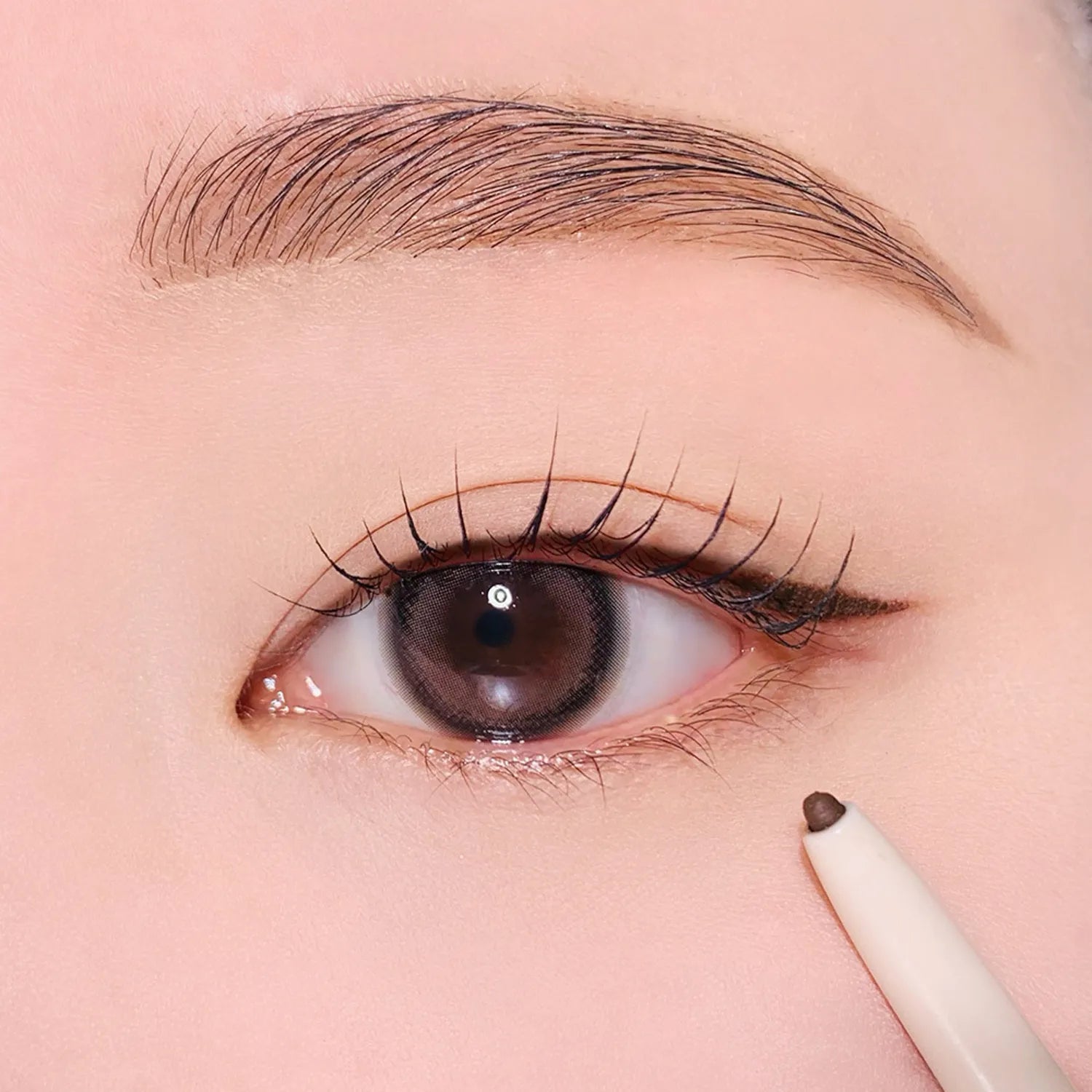 Close-up of an eye applying HEART PERCENT Dot On Mood Contour Eyeliner Slim for a precise, defined look.