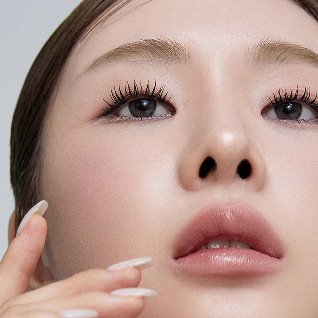 Model showcasing the effects of HEART PERCENT Dot On Mood Edge and Flat Eyebrow makeup in a close-up beauty shot.